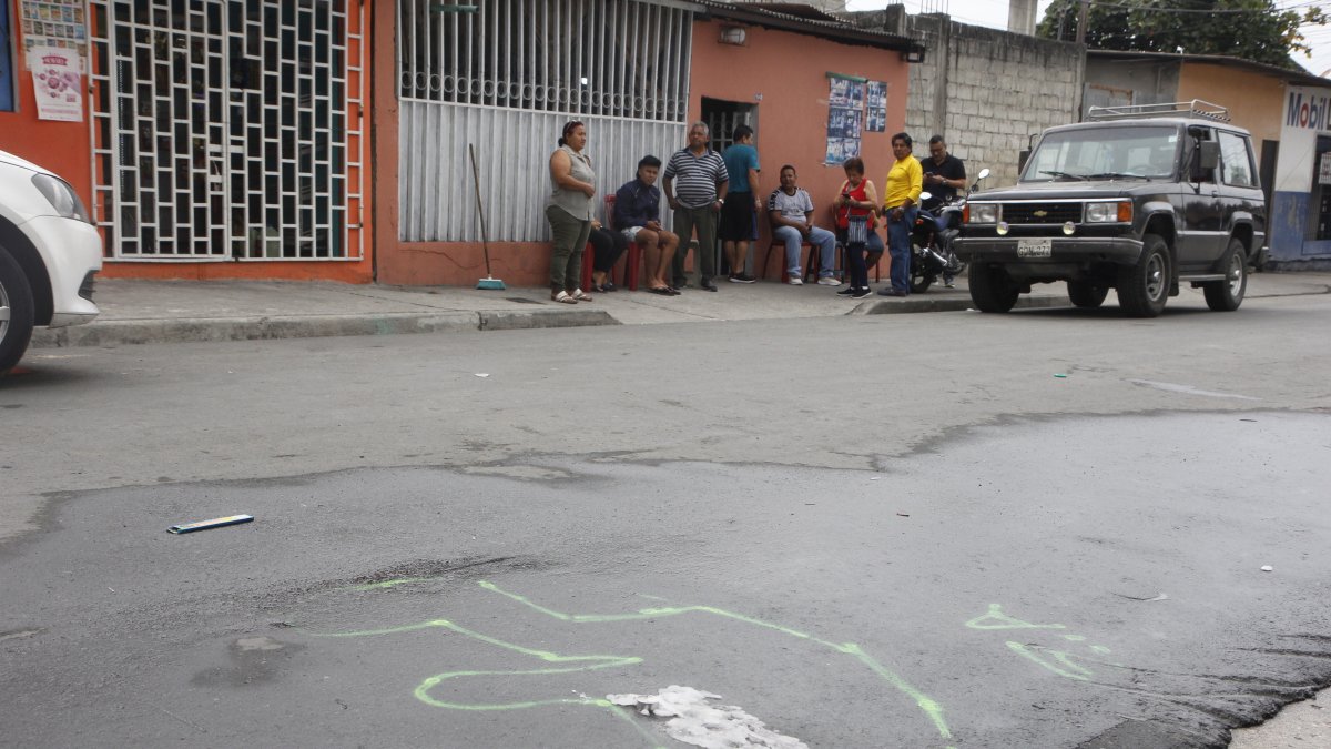 Incidente. Peritos de tránsito delimitaron la zona donde ocurrió el siniestro. El punto seguía marcado.