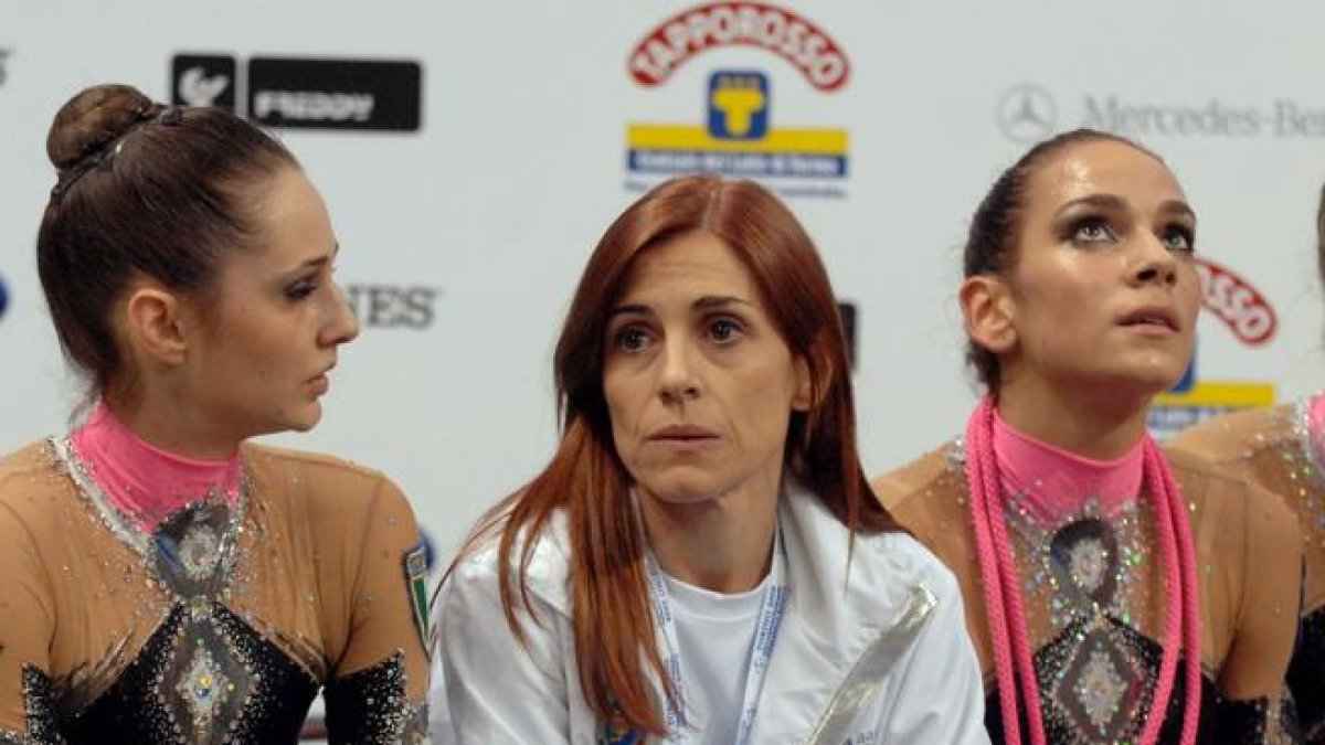 Emanuela Maccarani en una foto del recuerdo junto a seleccionadas de Italia.