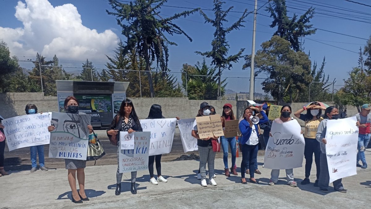 Ambato. Familiares y amigos de las jóvenes que habrían sido maltratadas sexualmente, durante un plantón.