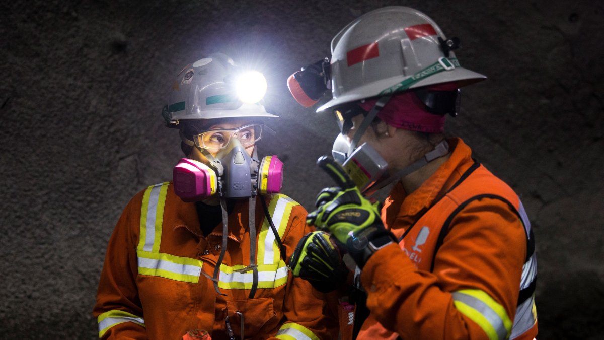 Labor. Dos trabajadores de las minas en Chile en su trabajo de cada día.