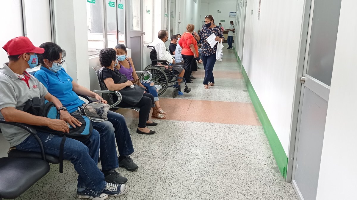 Atención. Personas en un pasillo de un hospital.