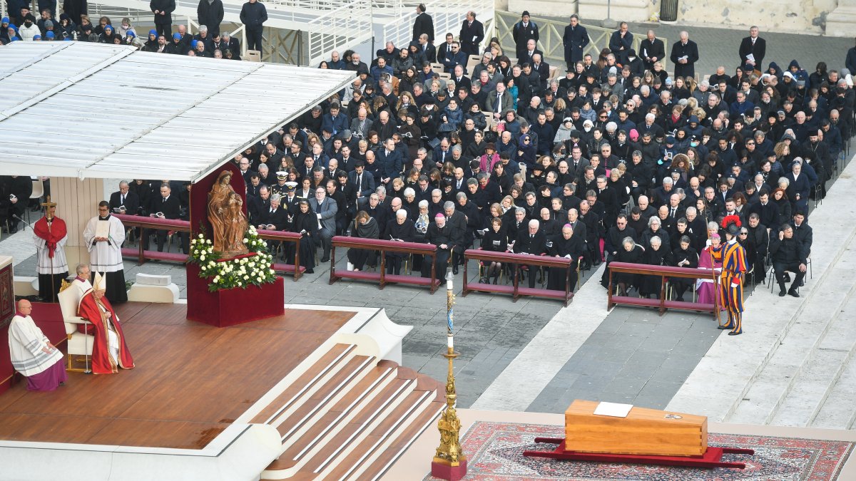 El papa Francisco preside el funeral de Benedict XVI.