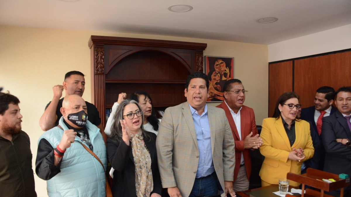 Gómez en compañía de Mercy Maldonado (d) y lideres gremiales en el IESS en Quito.