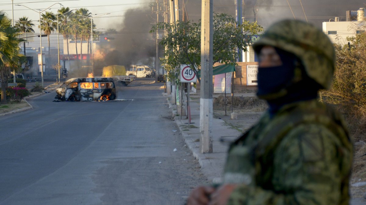 Fotografía de un vehículo de carga calcinado tras los enfrentamientos de fuerzas federales con grupos armados hoy jueves 5 de ener, en la ciudad de Culiacán (México).  Juan Carlos Cruz