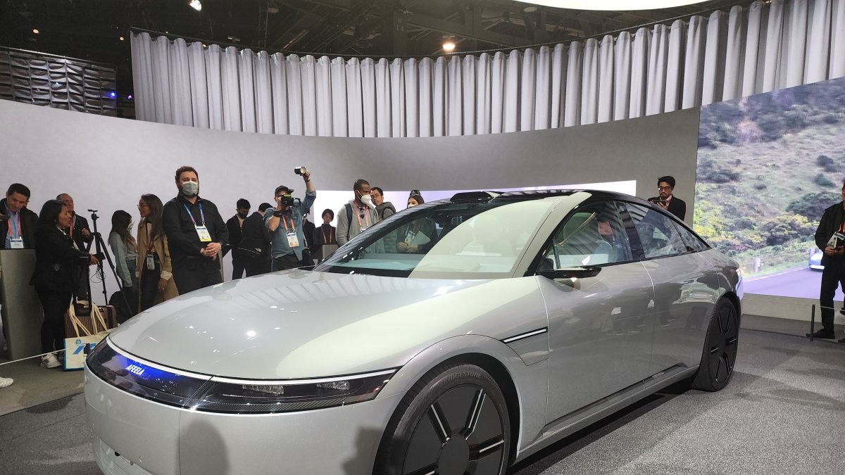 El director representante, presidente y CEO de Sony Honda Mobility Inc. Yasuhide Mizuno presentó el nuevo prototipo de vehículo eléctrico de la marca 'AFEELA' de Sony