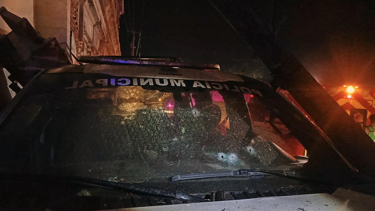 Fotografía de un vehículo de la policía baleado durante un ataque a personal de seguridad hoy, en la ciudad de Guaymas, estado de Sonora (México). Sicarios mataron a un elemento de la Marina de México e hirieron a otros dos que viajaban en una patrulla de la policía en la base de la Cuarta Región Naval y el Palacio del Ayuntamiento en Guaymas en el norteño estado de Sonora, según información revelada este jueves.