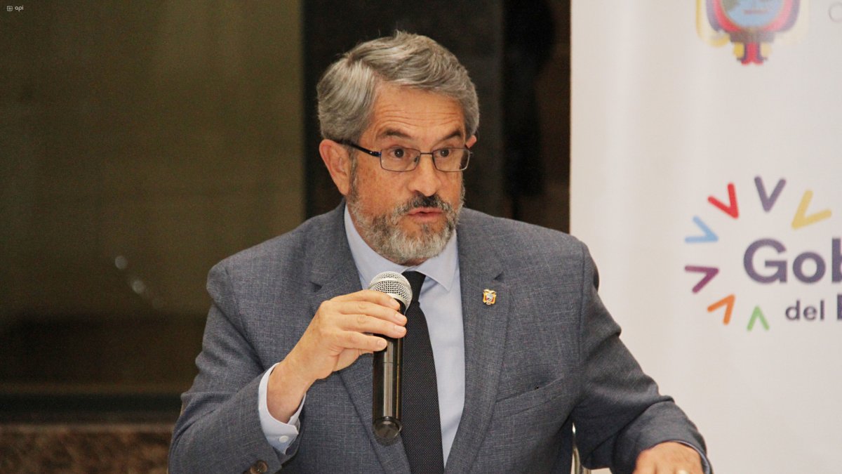 El ministro de Salud Pública, José Ruales, interviene durante una reunión sobre el área.