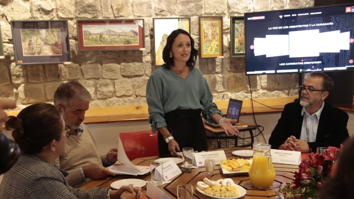 Exposición. La presidenta del gremio, María Samaniego, explicó parte del funcionamiento de la web