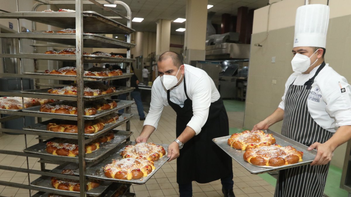 Preparación. Las distintas cocinas de la ciudad siguen preparando este postre
