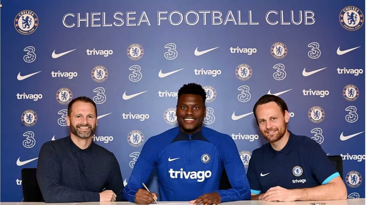 Benoit Badiashile en el momento de estampar su firma con el Chelsea.