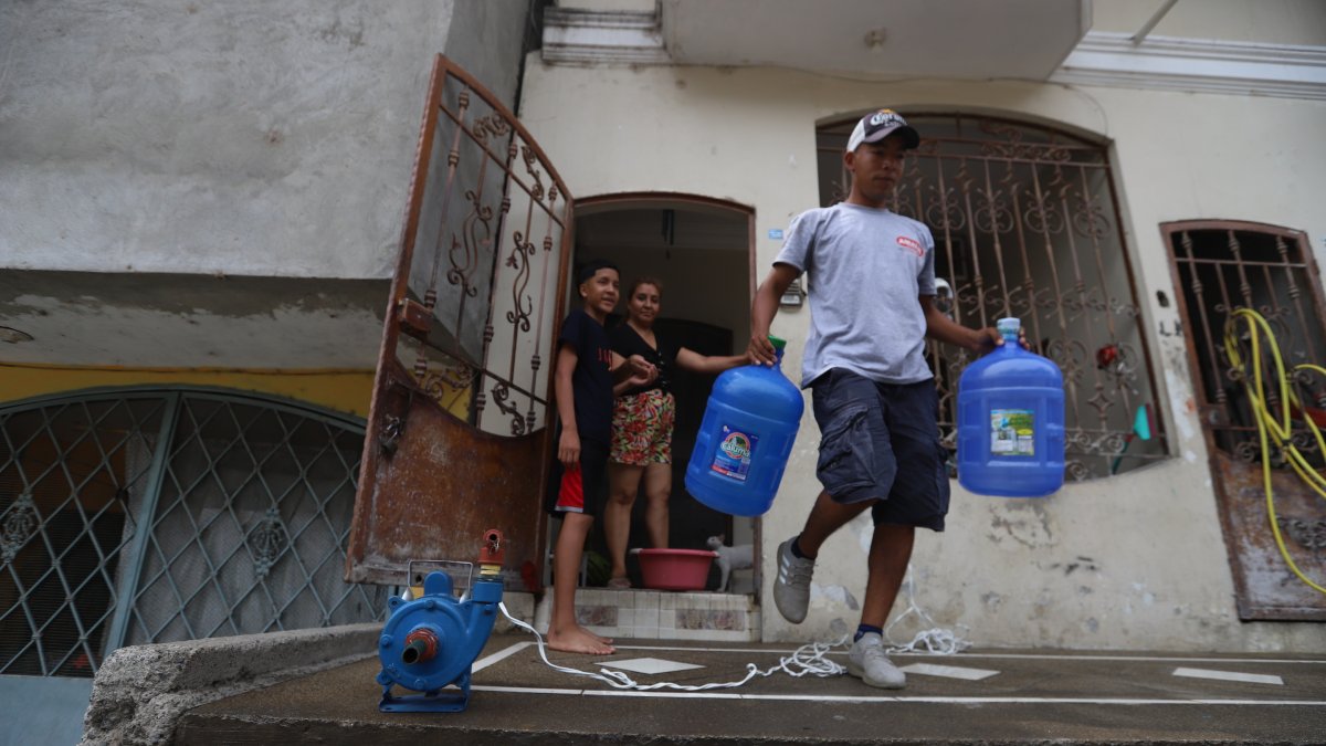 Gastos. Pilar Guaningo no solo ha invertido en una cisterna en su casa, también en bombas de agua y botellones.