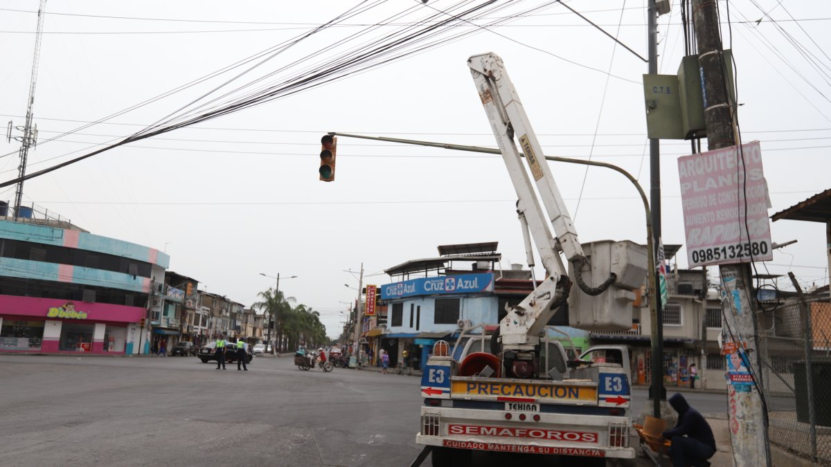 Reparación. La Autoridad de Tránsito de Duran realiza los arreglos.
