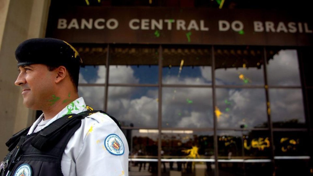 Entidad.- Un guardia al pie de la sede del Banco Central de Brasil.