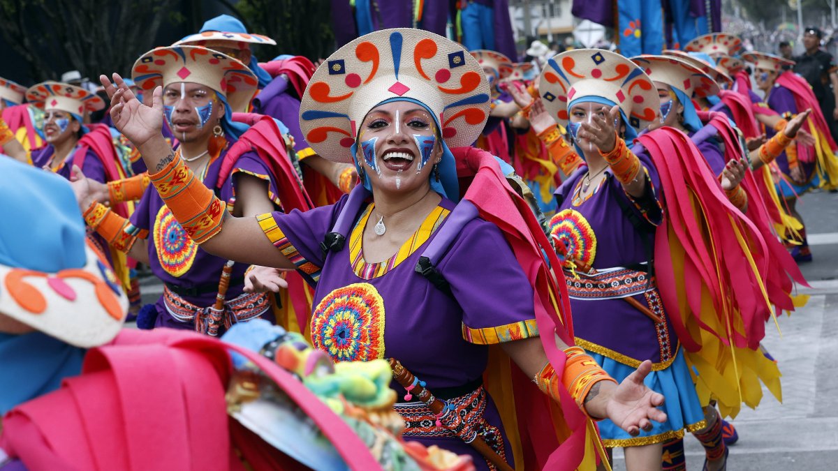 Personas participan en el desfile de los colectivos coreográficos en tributo a la Madre Tierra durante el Carnaval de Negros y Blancos, en Pasto (Colombia). EFE/