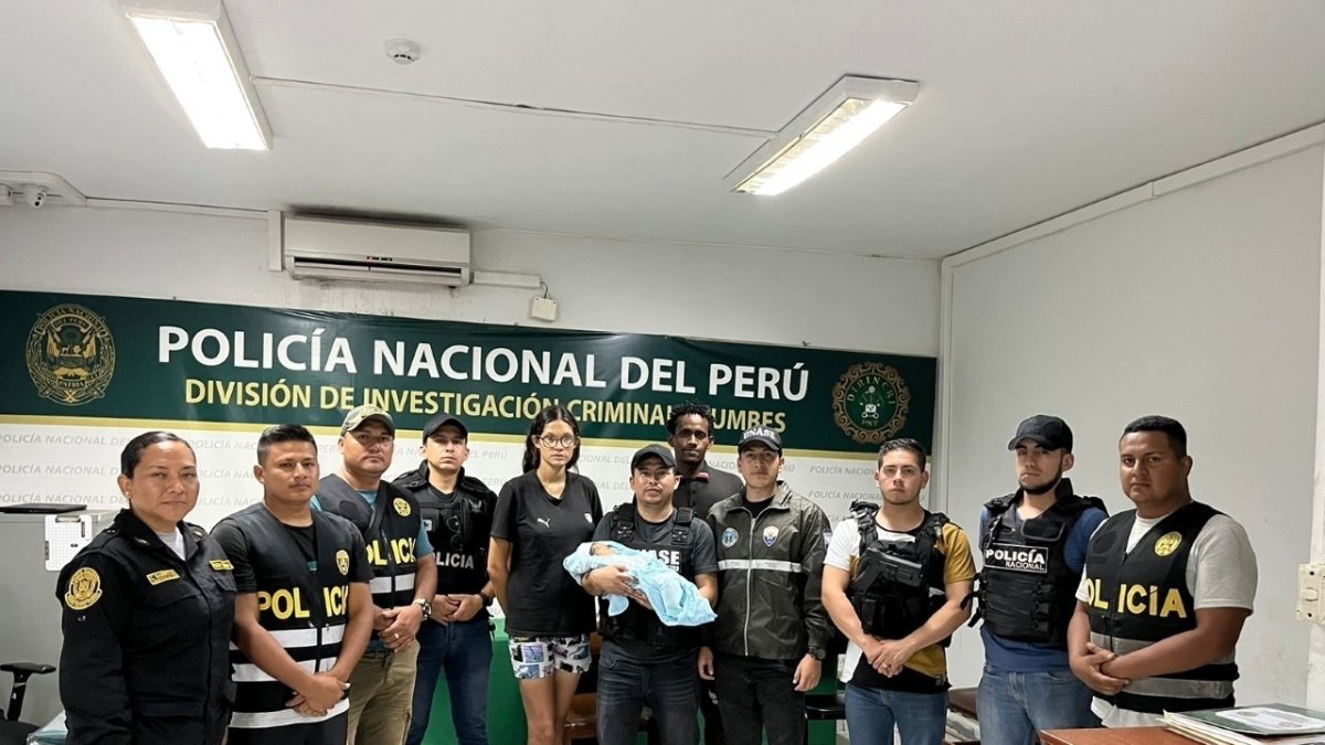 Los padres y el bebé con el grupo de agentes que participaron en la búsqueda.