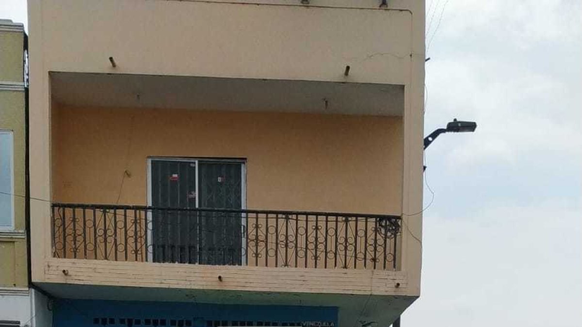 Guayaquil. Elementos policiales, al pie del local de la víctima.