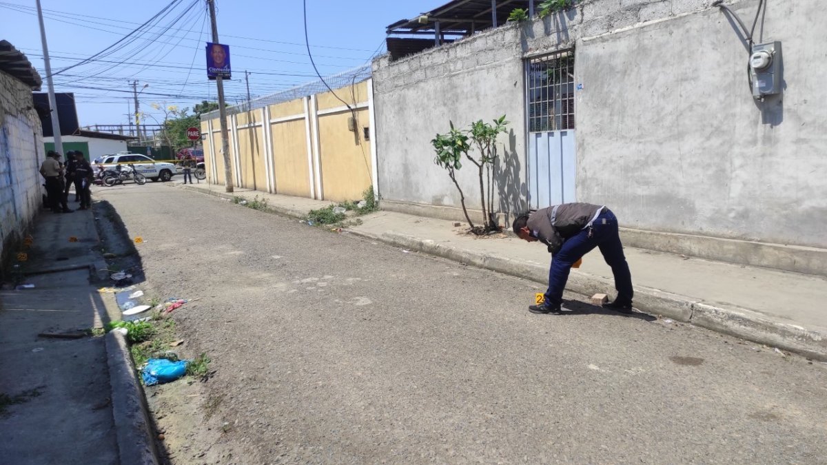 Machala. Una madre iba a recoger a su hija a la escuela y en el camino, la asesinan a tiros.