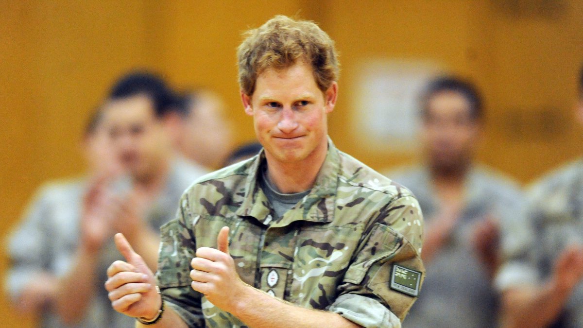 Fotografía de archivo del príncipe Enrique de Inglaterra durante una actividad militar en Palmerston North (Nueva Zelanda).