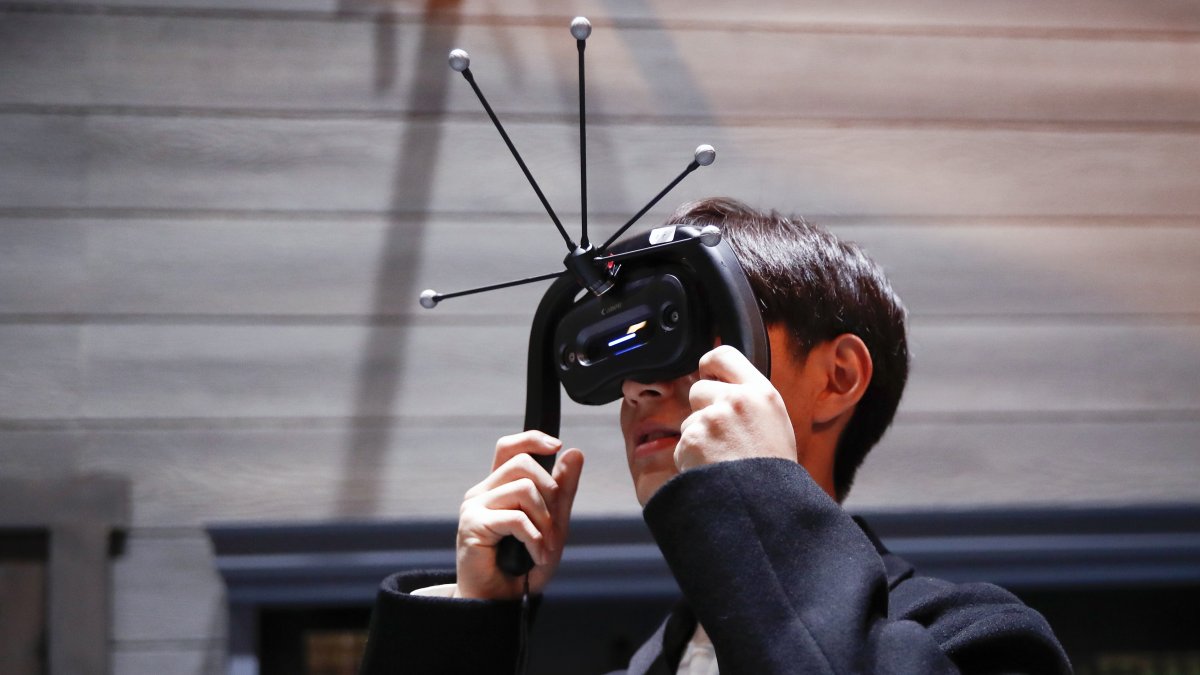 Un visitante fue registrado este jueves, 5 de enero, al probar el próximo auricular XR empresarial de Canon, MREAL X1, durante la Feria Internacional de Electrónica CES (Consumer Electronics Show, en inglés) 2023, en Las Vegas (Nevada, EE.UU.).