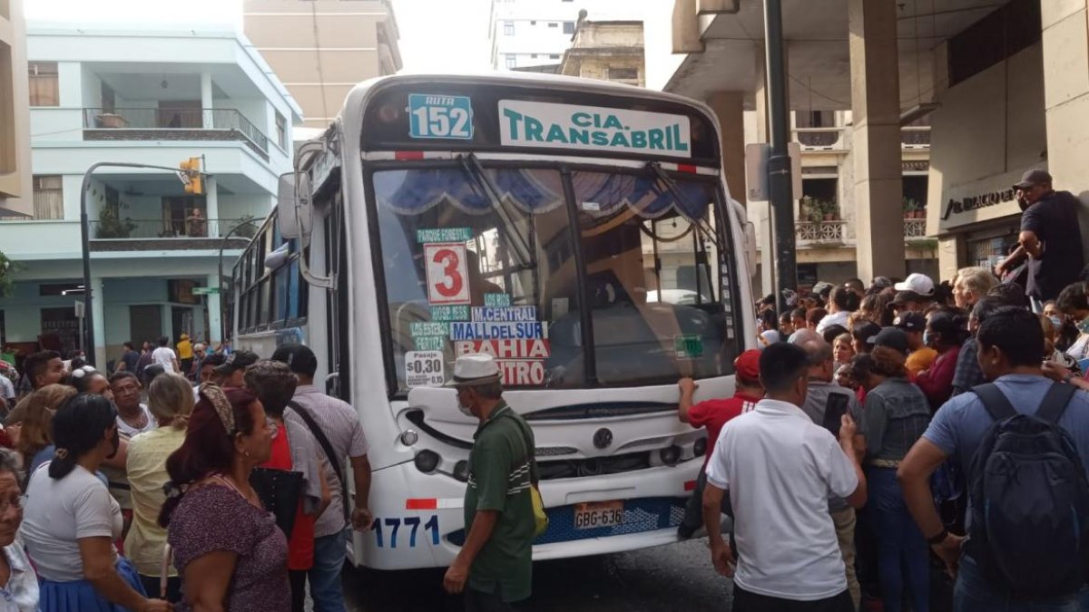 El cadáver fue levantado por personal de OIAT, en medio de los comentarios de los transeúntes sobre la identidad de la víctima