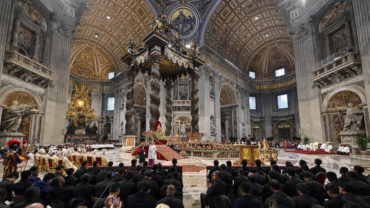 El papa Francisco preside la Misa de Epifanía por los Reyes Magos en la Basílica de San Pedro, Ciudad del Vaticano, el 6 de enero de 2023.