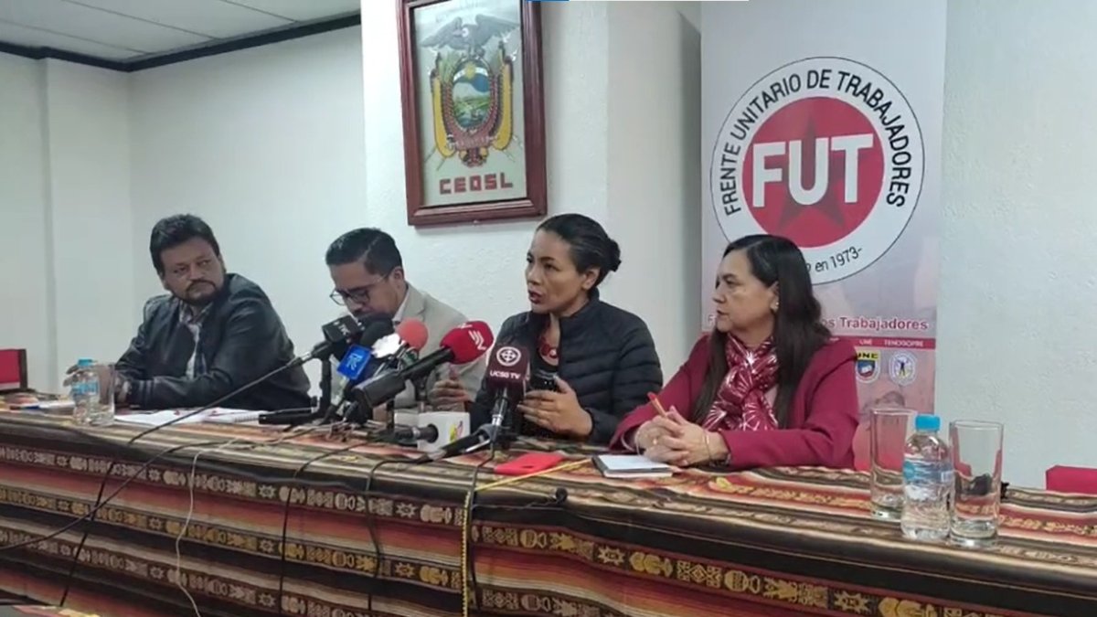 La presidenta de la FUT, Marcela Arellano (C), durante su intervención sobre el Seguro Social.