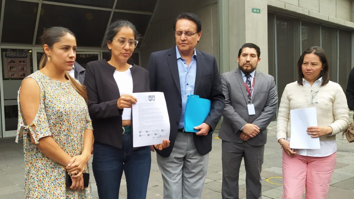 Denuncia. Los legisladores Sofía Sánchez, Gissella Molina y Fernando Villavicencio, luego de salir de la Fiscalía en donde presentaron su denuncia.