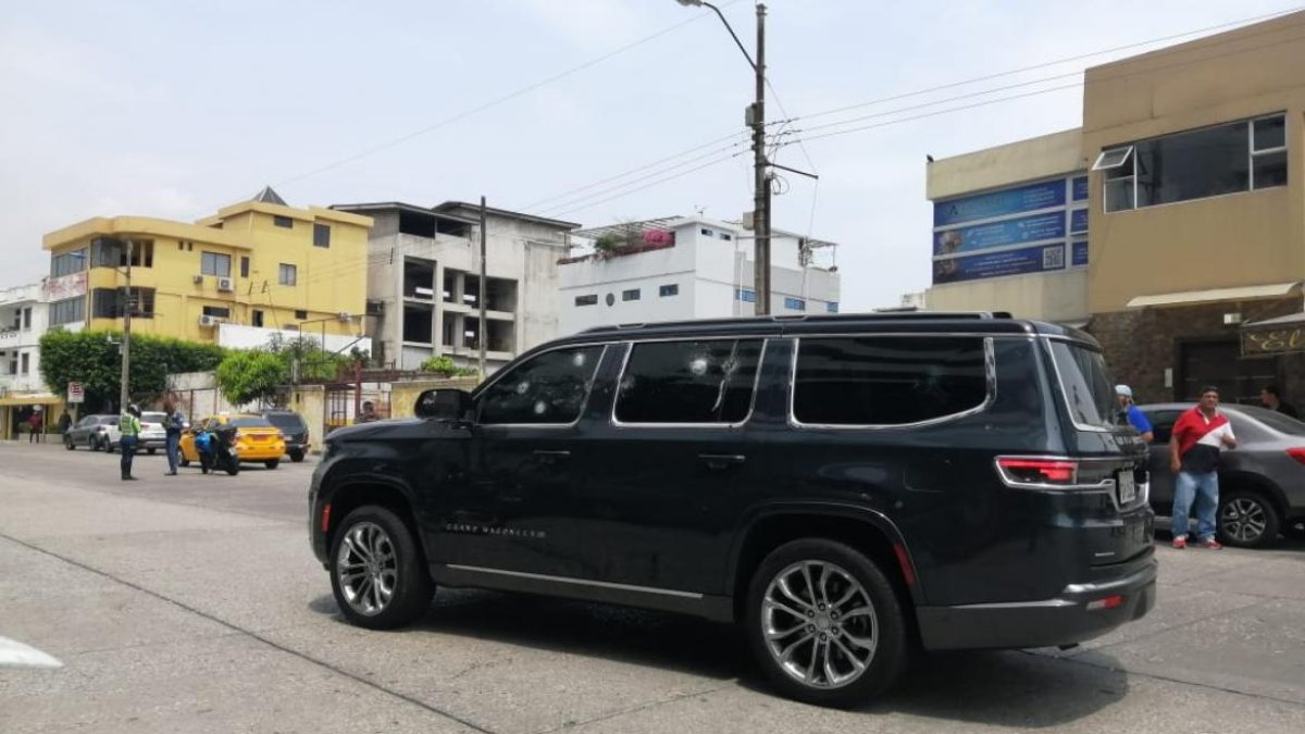 Un carro de alta gama fue baleado en la avenida Miguel H Alcívar, al norte de Guayaquil.
