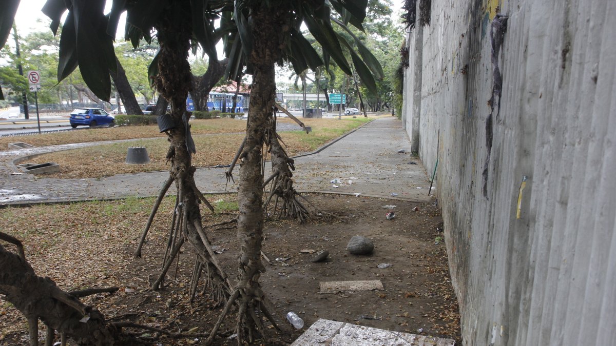 Panorama. En los bajos de la ciudadela La Fuente quedan vestigios de las covachas que se instalaron en el sector.