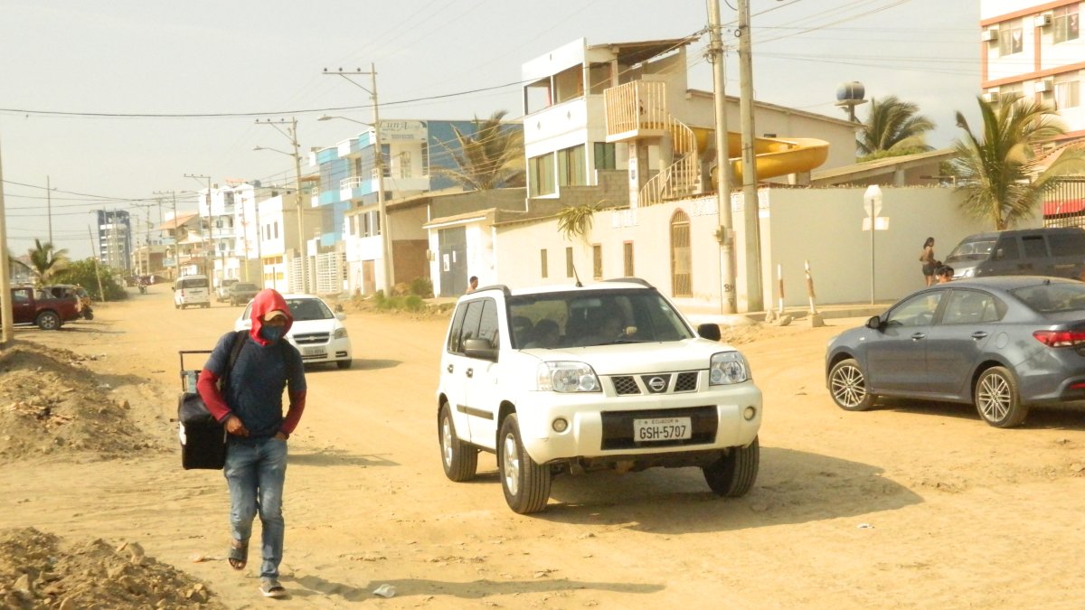 Deterioro. En el sitio donde debería estar ya levantándose la tercera etapa del malecón de Playas, no hay más que polvo y tierra acumulados.