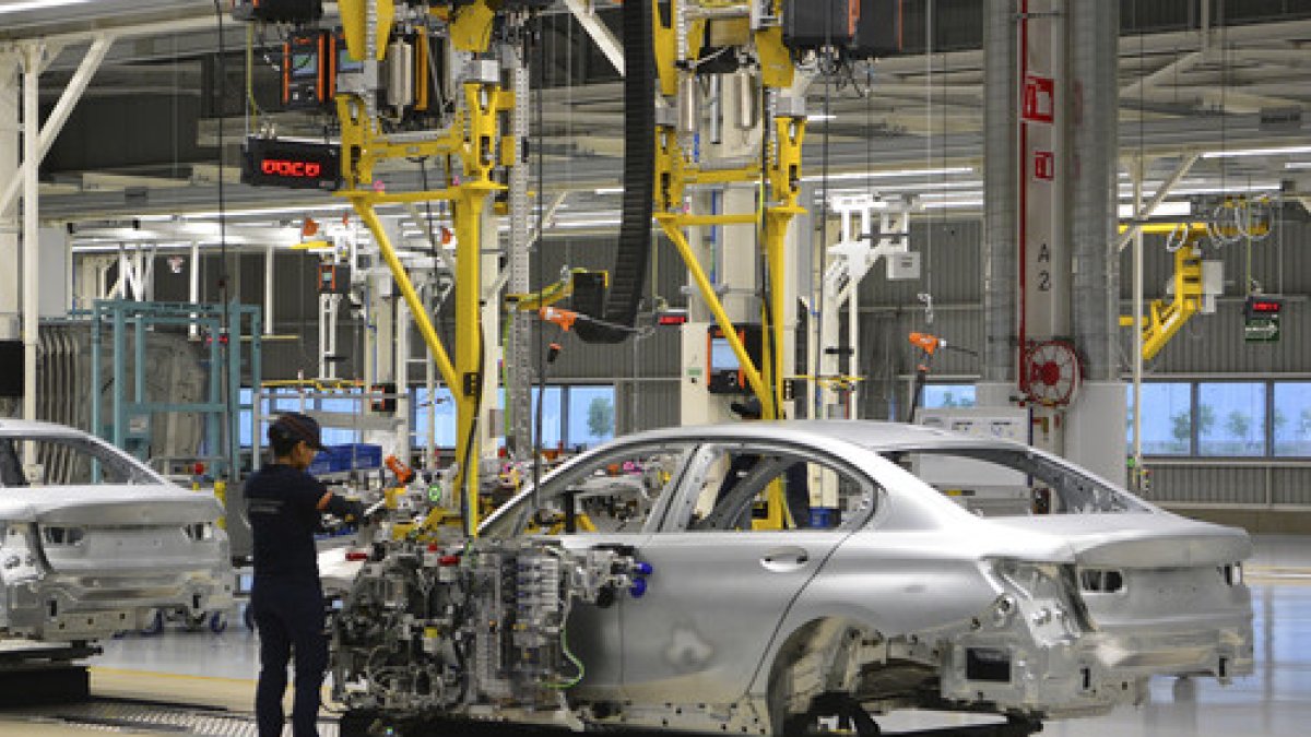Trabajo.- Una planta de producción de carros.