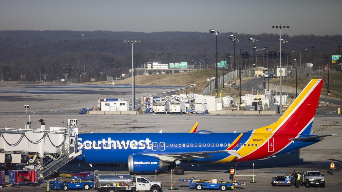 Terminal.- Trabajos de la aerolínea Southwest en un aeropuerto.