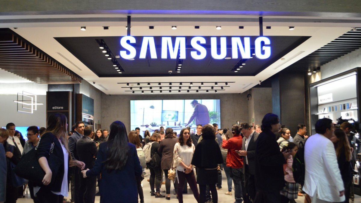 Empresa.- Una de las tiendas de Samsung.