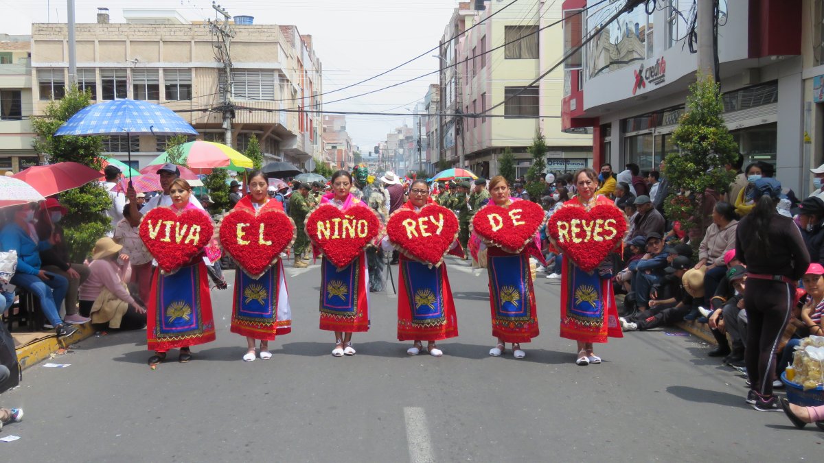 Riobamba. Una de las delegaciones desfila durante el gran festejo.