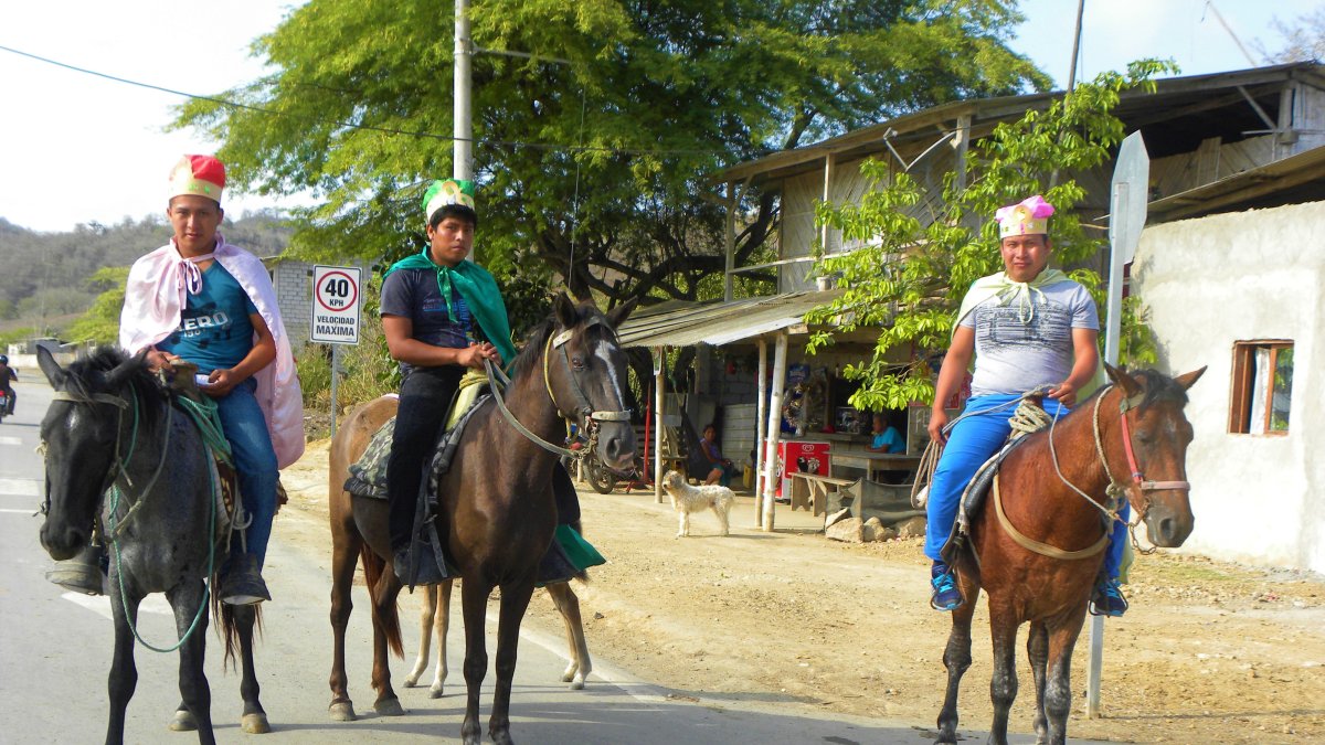 A Belén. Llegan los Reyes. Comuneros personifican a los íconos bíblicos.