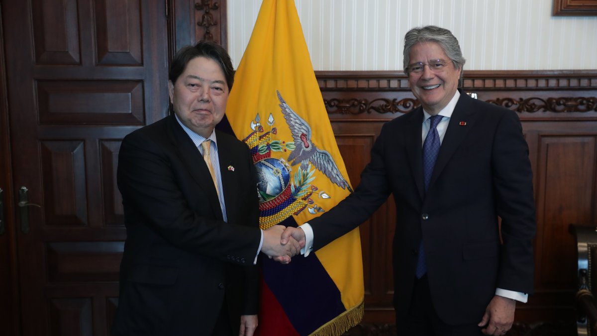 Hecho. El gobierno japonés se comprometió al reforzamiento del patrullaje marítimo en las áreas cercanas a la Zona Económica Exclusiva de Galápagos.