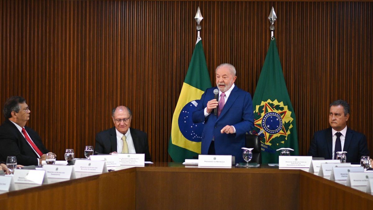 El presidente de Brasil, Luiz Inacio Lula da Silva, habla durante la primera reunión ministerial del gobierno hoy viernes 6 de enero, en el Palacio del Planalto, en Brasília (Brasil). /Andre Borges