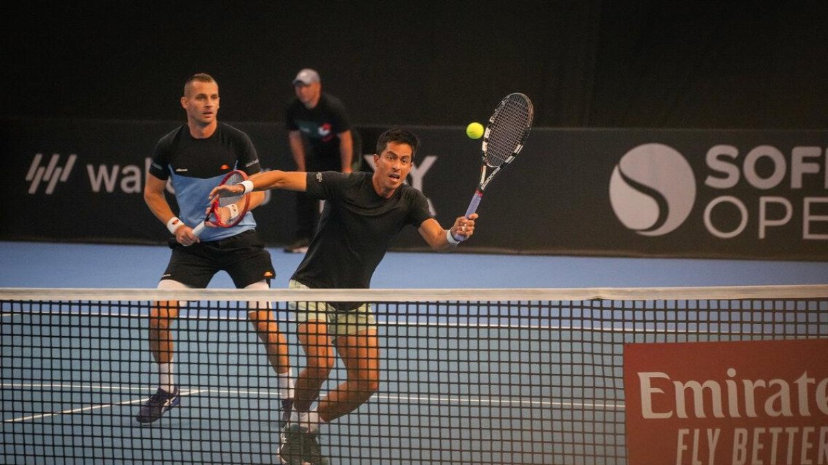 El ecuatoriano Gonzalo Escobar sacó para el punto ganador en el duelo por los cuartos de final.