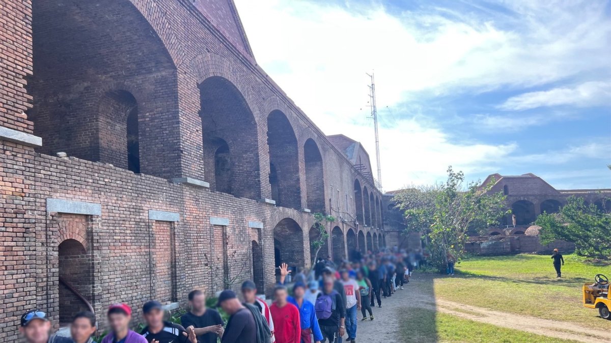 Un grupo de migrantes mientras son trasladados desde el Parque Nacional Dry Tortugas hasta la isla de Cayo Hueso, en el sur de Florida (EEUU). EFE/