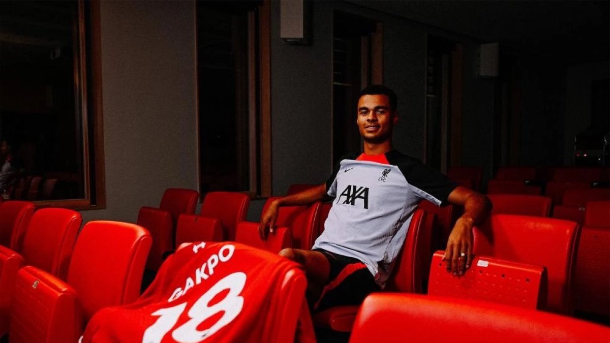 El delantero Cody Gakpo podría debutar con el Liverpool.