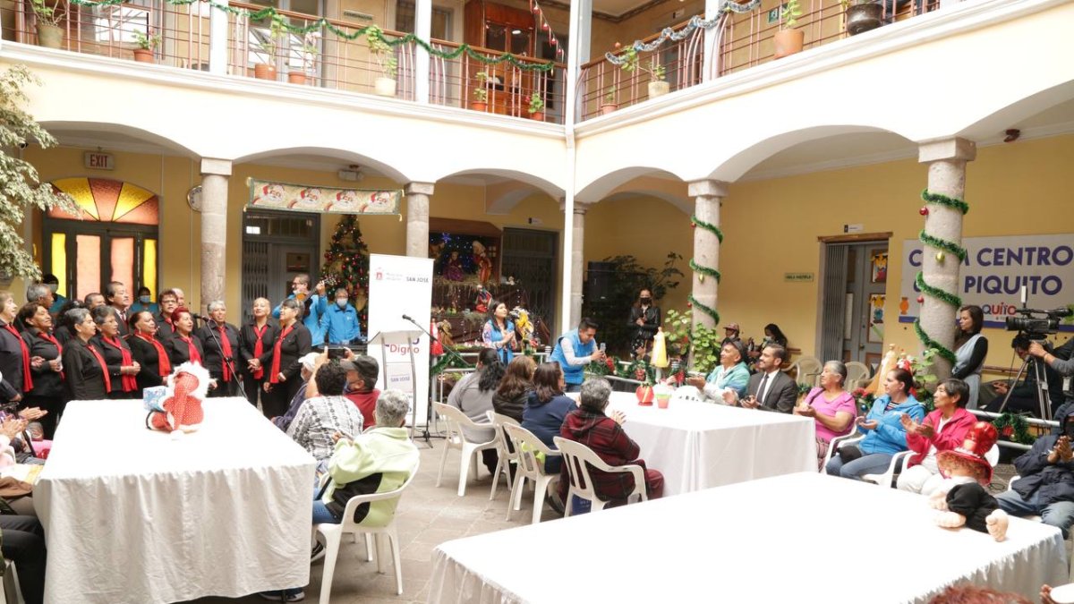 Ceremonia. Los adultos mayores recibieron la noticia con algarabía.