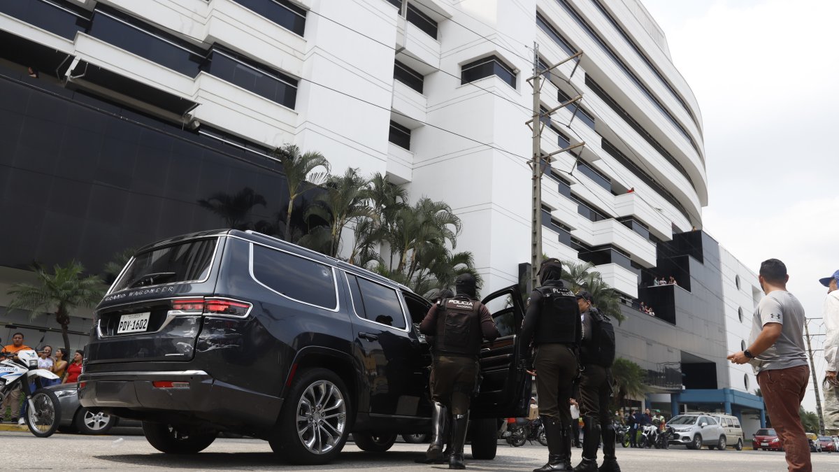 EN LA AV.MIGUEL H.ALCIVAR NORTE DE LA CIUDAD, FUE BALEADO UN CARRO DE ALTA GAMA RESULTANDO UN HERIDO, 06 DE ENERO  DEL 2023- AMELIA ANDRADE Guayaquil-Ecuador Agencia (Ag-ecpreso)