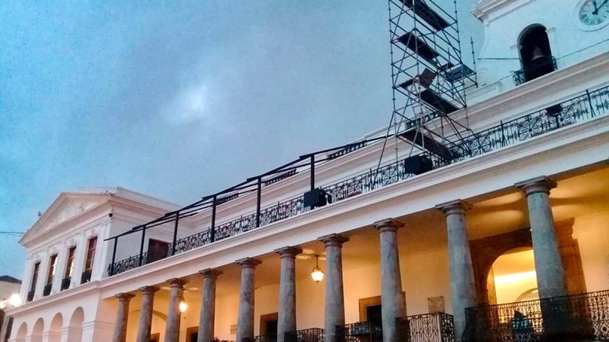 Inquietud. Algunas estructuras armadas preocuparon a los ciudadanos. Las autoridades dieron explicaciones.