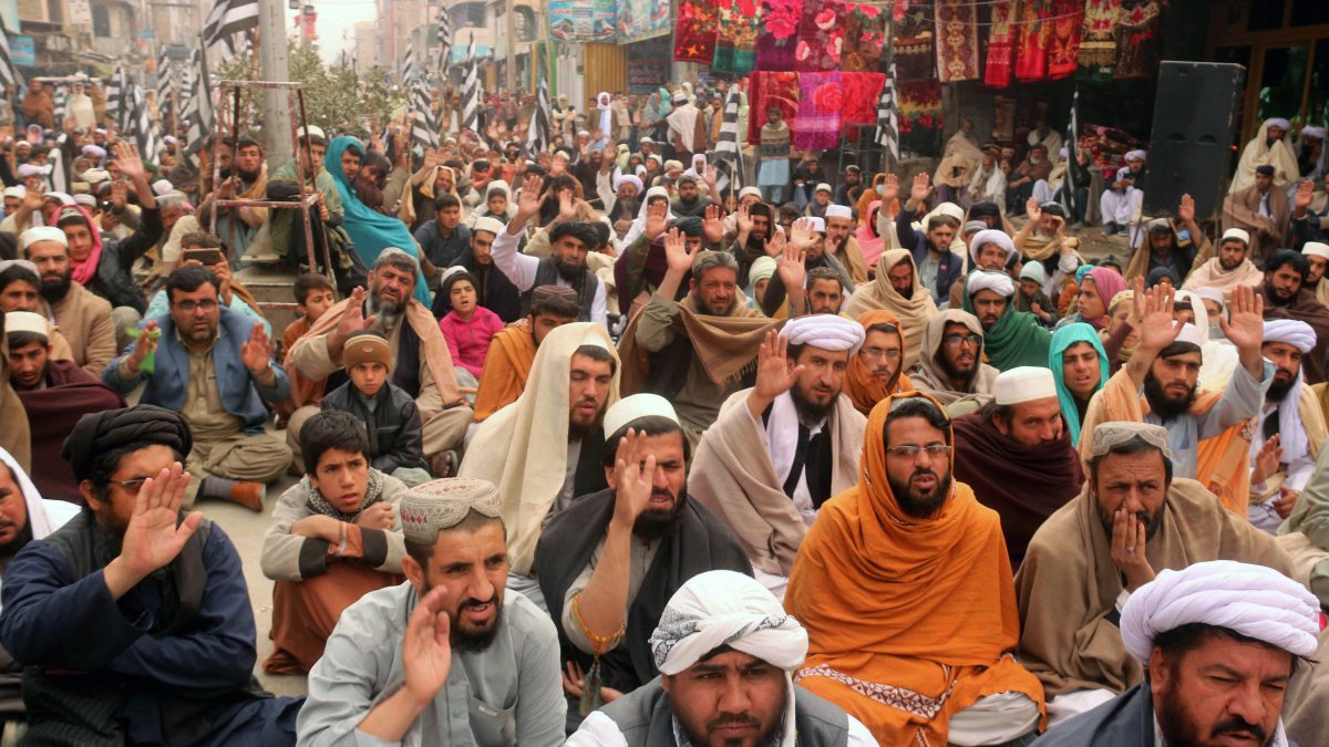 -Los partidarios del partido político islámico Jamiat Ulama-e-Islam-Fazal (JUI-F) realizan una protesta contra la escasez de harina de trigo en Chaman, Pakistán