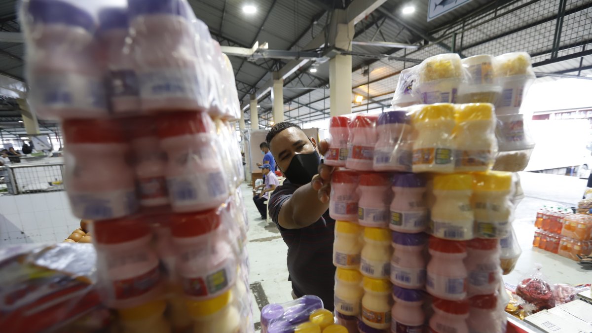 Mercado. Uno de los locales en la Caraguay donde venden yogur.
