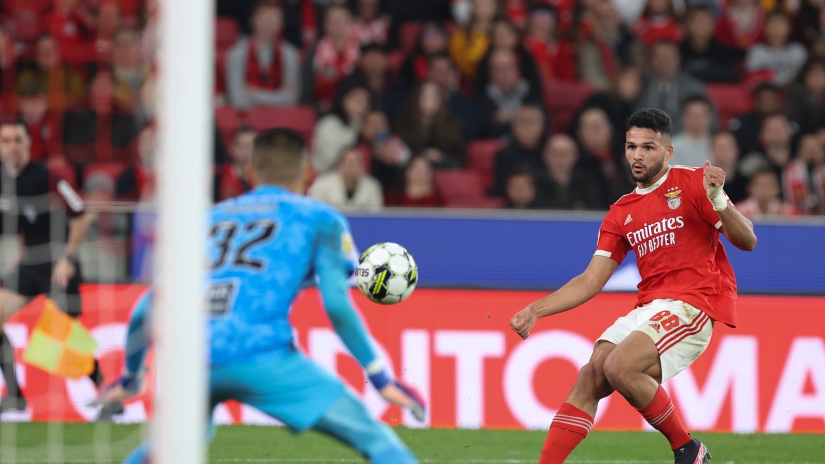  Goncalo Ramos, del Benfica, ejecuta un disparo ante el arco del golero rival.