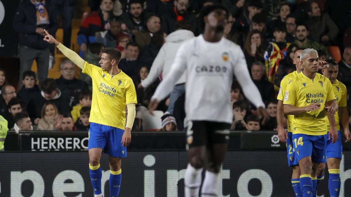 Carlos Alcaráz, del Cádiz, celebra su tanto ante el Valencia.