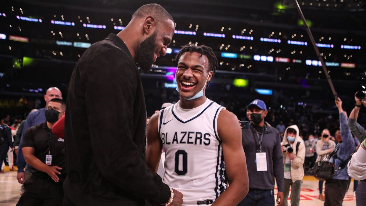 LeBron James (i), junto a su hijo Bronny James, tras un partido.