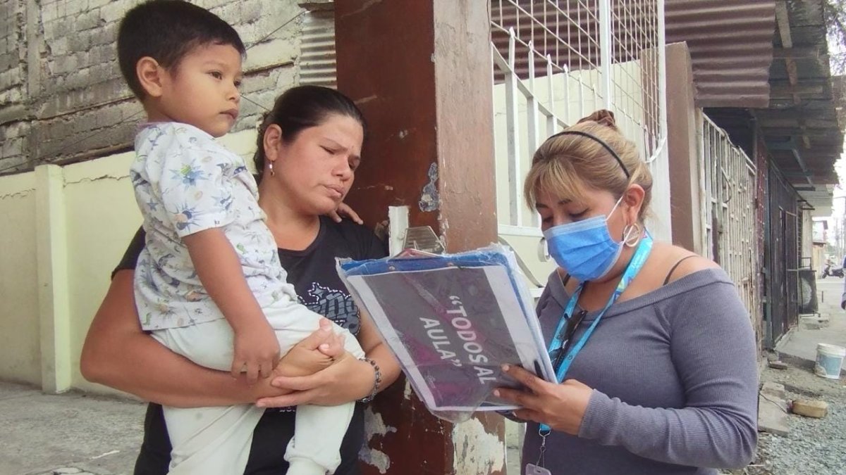 Los brigadistas dialogan con los padres de familia, cuyos hijos no van a la escuela o colegio.