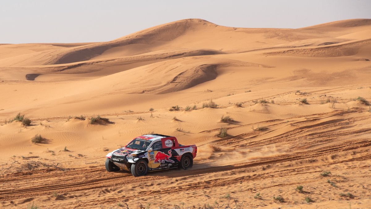 Nasser Al Attiyah muestra su pericia al conducir en el irregular terreno del rally Dakar.